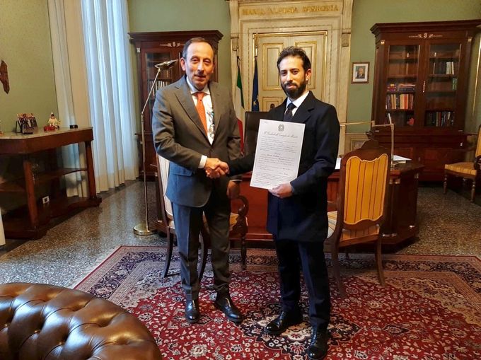 Con S.E. il Prefetto di Lucca Dott. Francesco Esposito durante la consegna del diploma di autorizzazione all’uso dell’onorificenza di Cavaliere dell’Ordine Equestre del Santo Sepolcro di Gerusalemme - Prefettura di Lucca (2020)