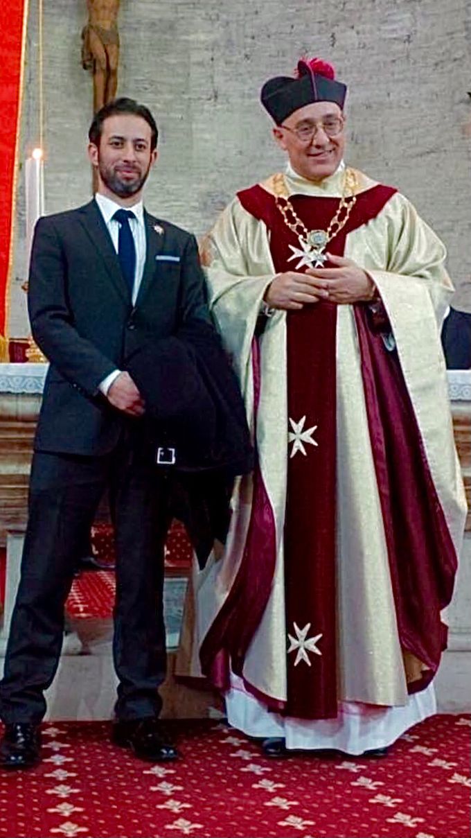 Con S.E. Cav.Gr.Cr. Monsignor Luigi Francesco Casolini di Sersale, Preside Arcidiacono del Duomo di Tivoli, Rettore Presidente dell'Associazione Cavalieri di San Silvestro - Roma (2016)